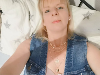 Alter: / - Größe: / - Geschlecht: - Ausrichtung: - Haare: / - Piercing: - BH-Größe: - Hautfarbe: - Augen: - Rasur: