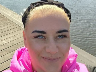 Alter:  /  - Größe:  /  - Geschlecht:  - Ausrichtung:  - Haare:  /  - Piercing:  - BH-Größe:  - Hautfarbe:  - Augen:  - Rasur:  