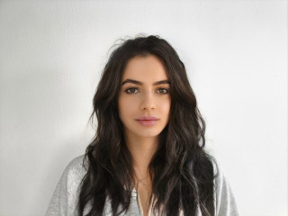 Alter:  /  - Größe:  /  - Geschlecht:  - Ausrichtung:  - Haare:  /  - Piercing:  - BH-Größe:  - Hautfarbe:  - Augen:  - Rasur:  