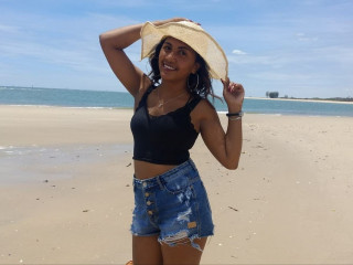 Alter:  /  - Größe:  /  - Geschlecht:  - Ausrichtung:  - Haare:  /  - Piercing:  - BH-Größe:  - Hautfarbe:  - Augen:  - Rasur:  