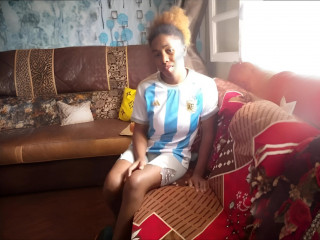 Ich bin ein romantisches Mädchen mit schüchternen Träumen und Hoffnungen.