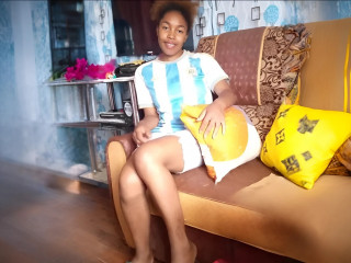 Ich bin hier, um dir Freude zu bereiten, und ich liebe es, Spaß zu haben. Ich bin aufgeschlossen und liebe es, auf eine Weise zu spielen, wie es nur du und ich gemeinsam können. Ich liebe es, mit dir allein zu sein. Das macht mich so aufgeregt. Mein größter Wunsch ist es, dich glücklich zu machen.