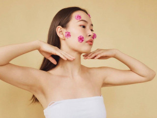 Hey Leute! Ich erzähle euch ein bisschen was über mich, damit ihr mich besser kennenlernt. Ich bin ein lebensfrohes Mädchen, das gerne lacht und Spaß hat. Ich finde, meine Augen strahlen wunderschön, und wenn man sie ansieht, kann man sich darin verlieren. Ich freue mich auf euch.