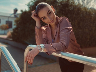 Alter:  /  - Größe:  /  - Geschlecht:  - Ausrichtung:  - Haare:  /  - Piercing:  - BH-Größe:  - Hautfarbe:  - Augen:  - Rasur: 