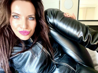 Ich zeige mich gerne vor der Cam, da ich einen Drang zum Exhibitionismus, aber auch Voyeurismus habe. Trage gerne Reizwäsche, wie Strapse, Nylons und ab und zu Leder. Mag gerne Fesselspiele, Augenbinde, meine Dildos und die Analbefriedigung.
