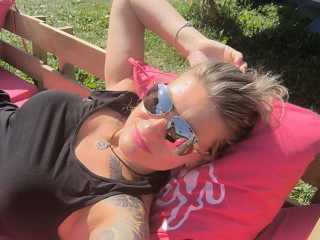 Alter:  /  - Größe:  /  - Geschlecht:  - Ausrichtung:  - Haare:  /  - Piercing:  - BH-Größe:  - Hautfarbe:  - Augen:  - Rasur: 