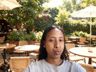 Hallo Leute! Ich freue mich sehr, hier bei euch zu sein! Ich halte mich für ein nettes Mädchen