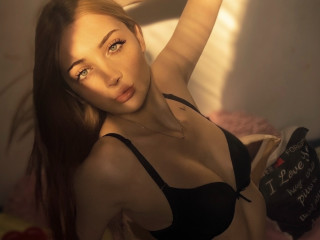 Hübsche 18-jährige Studentin aus Albanien mit großem, runden Po ? zu Ihrem Vergnügen.